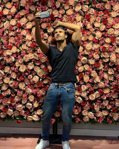 leomanlds:hedercosta This fellow is so fucking sexy I can’t stand it. Look at the way his jeans fit 
