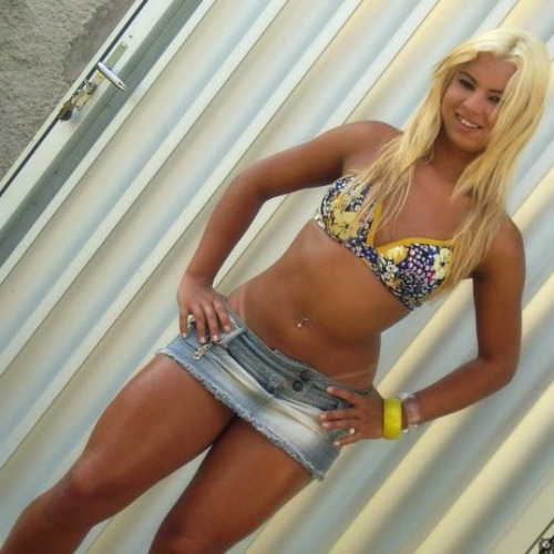 Sonia is so proud of her super strong body that she gives us plenty of photoshots !