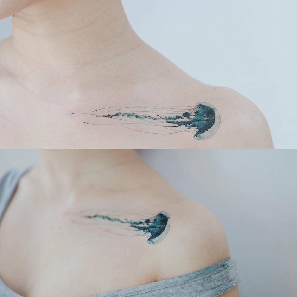 cutelittletattoos:  Jellyfish tattoo on the left collarbone/shoulder. Tattoo artist: