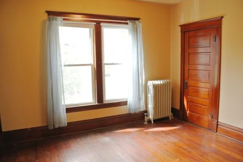 househunting:  ๪,000/4 brWoodstock, IL  There’d be some major renovations that’d have to go into this, like a shower for instance. But the hardwood floors and the sun room sell it for me.