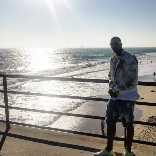 “Views” #itwontbelongnow (at Duke’s Huntington Beach)