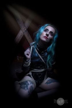 thattroikidd:  Photographer- Shane Enright Model- @aqua-haired-mermaid Ropework- thattroikidd Latex- @cassiecorpse 