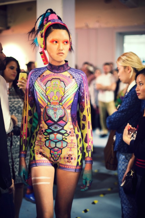 marlo-noni:  Nixi Killick, Melbourne Fashion Festival Holy shit, you guys.  I love the hell out of this.  Sci-fi psychedelic rave fashion! 