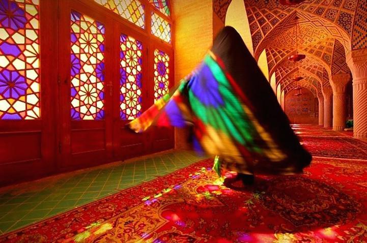 deducecanoe:  mymodernmet:  The stunning Nasir al-mulk Mosque hides a gorgeous secret