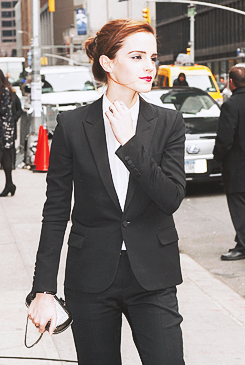 petite-blonde-and-snarky:  Emma Watson arrived at the Ed Sullivan Theater for the