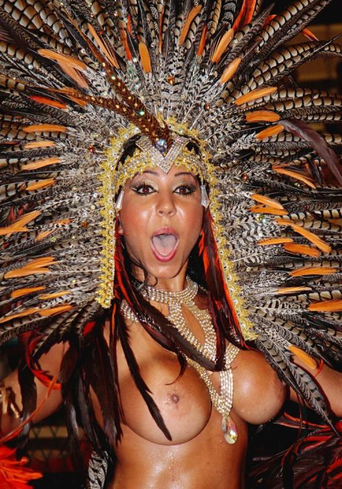 veryhotsluts: At the Carnaval in Rio de Janeiro women know how to celebrate their bodies, undam