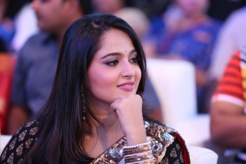 anush at baahubali audio launch