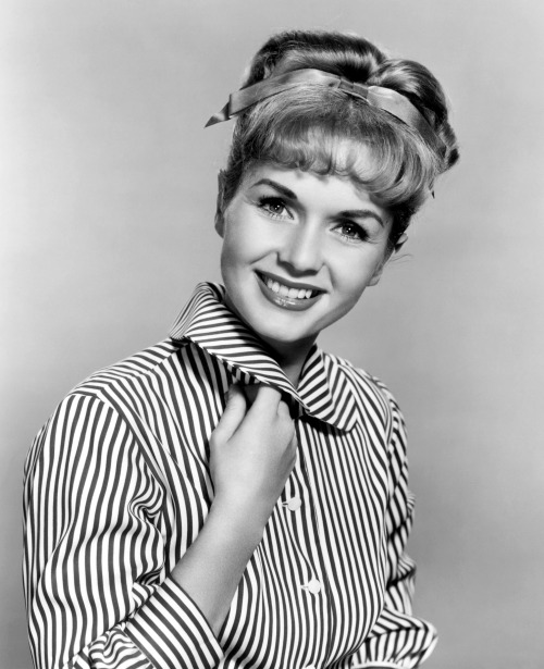  “She wanted to be with Carrie.” - Todd FisherR.I.P. Miss Debbie Reynolds…our Princess has le