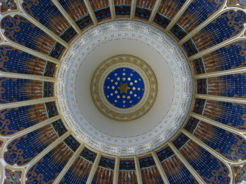 tzilahjewishcultureandhistory: Detail of the glass dome of the Synagogue of Szeged, Hungary. Source: