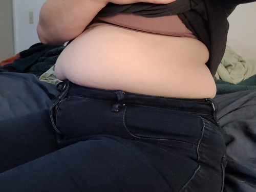 XXX lookathatbelly:Too soft for standard sizing photo