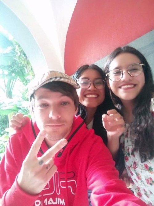 Louis with fans in Mexico - 12/11