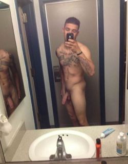 bathroomjerkoff:  Nice thick cock 