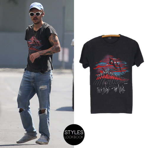 Out in LA, Harry was pictured wearing a vintage Pink Floyd ‘The Wall’ T-shirt.Vintage Pink Floyd T-s