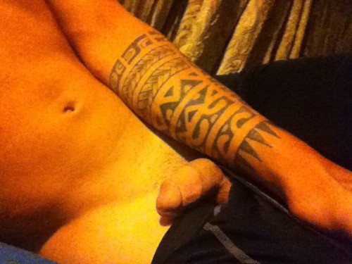 ewafcknbeach:808boytoys:alakaihawaii808:Name? LolWho is this??@maluboyy3 !!! Can Tell From His Tatto