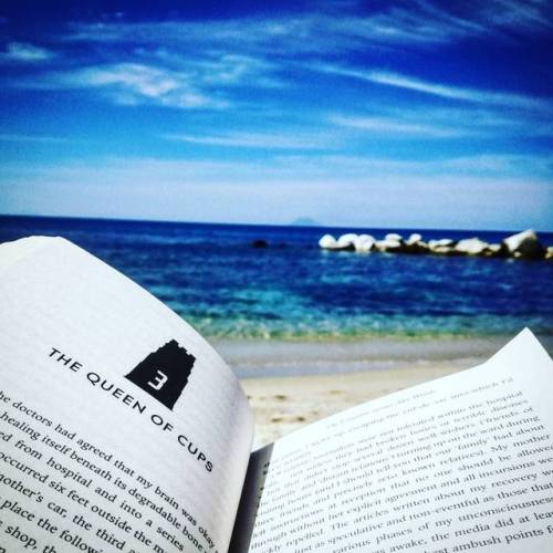 I don’t know if there even is a better feeling than #reading on the #beach… #readings