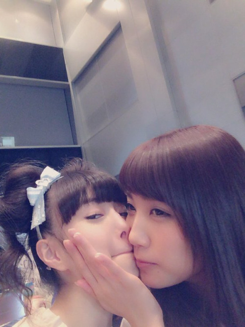 namiyorirobinha:  市川美織　加藤玲奈市川美織 ‏@miorin_lemon212 20151217　11：09おはようございます れなっちはほんとに罪な子だわっ。。#キス魔っち #最後白目 #なんでっ 