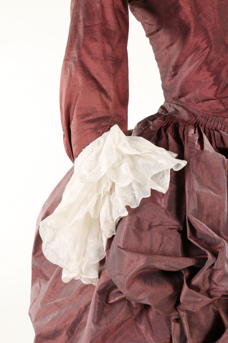 fripperiesandfobs:Robe à l’anglaise retrousée, late 1770′sFrom Kerry Taylor Auctions