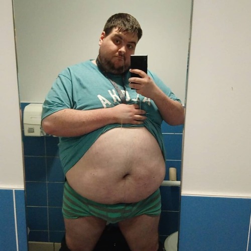 lock-johnson: kyriltheoutlaw: Tummy Tuesday ;) such a hottie!