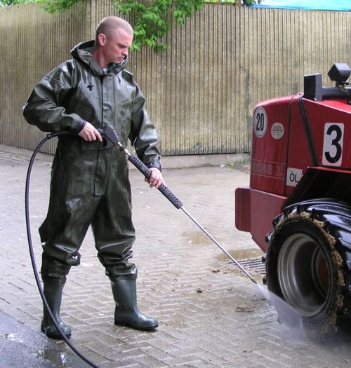 gummigulliguelle: guysinwaterproofsandrainwear:  Green Waterproofs & Raingear from the Web 48Green Raingear doesn’t get much more horny and a one-piece OCEAN mud/wader suit!  Arbeiter im OCEAN, da wird’s irgendwann heiss unter dieser luftdichten