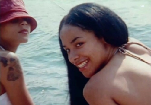 queen-aaliyah: Aaliyah in 1998 vacationing in Fiji with bestfriend Kidada Jones, Quincy Jones III, a