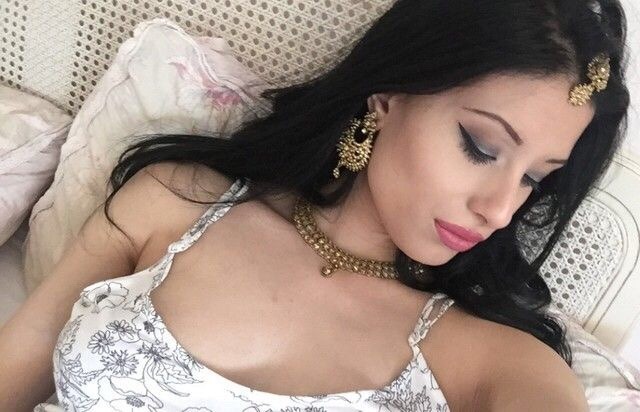 londonsdirtiest:  sexysouthasians:  Desi BOMBSHELL 😍😍  https://LondonsDirtiest.tumblr.com