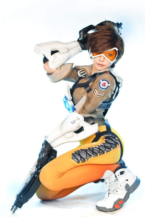 grimphantom2:  cosplayeverywhere:  Overwatch ~ Tracer  Dat cosplay Tracer   cosplay perfection <3 <3 <3