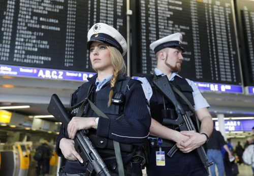 st4t3s:gunrunnerhell:MP5Various police officers in their respective countries (Germany, Switzerland,