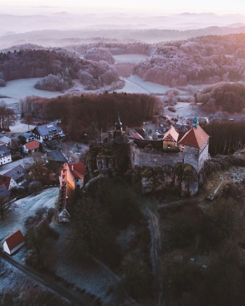 bokehm0n:  Sunrise over the castle on the hill.