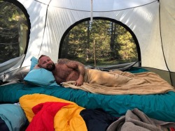 fhabhotdamncobs: bubbabear-and-daddycubby: 😍😍😍 Found a bear in my tent!   W♂♂F     (WARNING!   No “Pretty Boys” here.)   