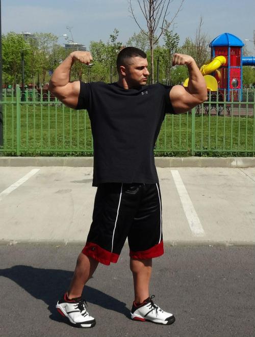 drwannabe:  Unknown dude with Phil Heath [view all posts of Phil] 