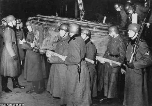 historicaltimes:Hitler gift to France, German soldiers returning remains of Napoleon II, son of Napo