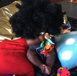 somesayq:  smile-itstye:  neverjustanyone:   beauafrique:  My son with a wig….. cutest funniest thing i’ve seen all day! 😭😭😭  OMGGGGG❤❤❤❤❤   @ultralight-sunbeam    Its BEBE! 