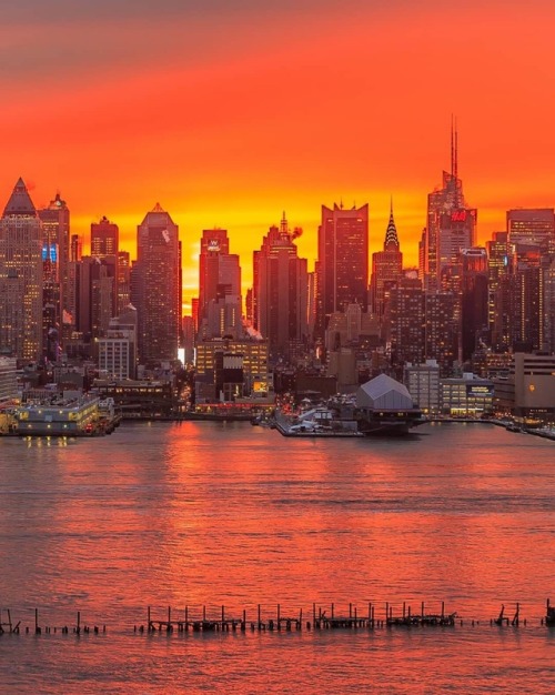 newyorkcityfeelings: Sunrise over Midtown Manhattan by @killahwave