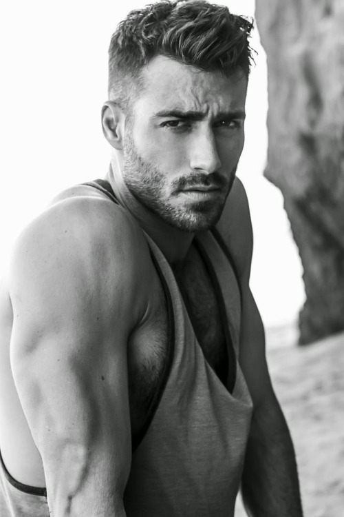furrypty:  A blog to indulge your senses with the beauty of the male shapes.