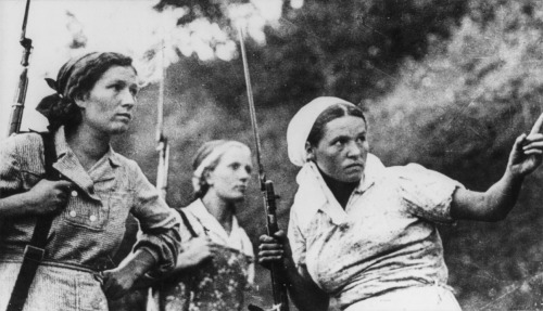 georgy-konstantinovich-zhukov:“Three Soviet guerrillas in action in Russia during World War II.”(LoC