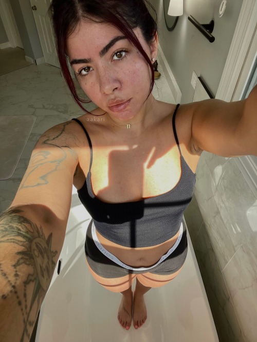 aakariii:2hot4U