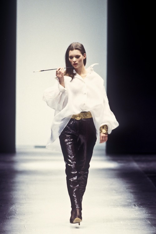 arianavscouturevault:Gianfranco Ferre Ready-To-Wear Fall/Winter 1993.Model: Kate Moss