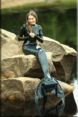 strappyskink:  kneestogetherclothing:     Stuck in the mermaid suit she smiled, until she was told that it was superglued on.