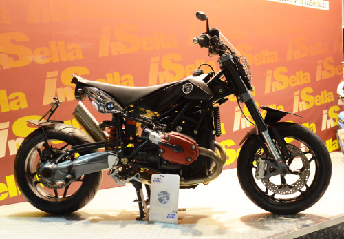 nakajima46works:  BMW Custom in EICMA EICMAミラノショーで見かけたBMWカスタム達。3年前まではまったくなかったカスタムBMWが、ここ数年で急激に増えていて、ちょっとしたブームになっているそうです。カスタムのクオリティは様々ですが、日本では見る事のできないようなカスタムもあって面白いです。左上のアルミ外装のモノレバーR65はミラノのRadikal adult photos