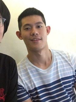 stephenkingagain:  tianxiangong:  22歲星加坡壯碩小鮮肉先露翹屌再露屁眼