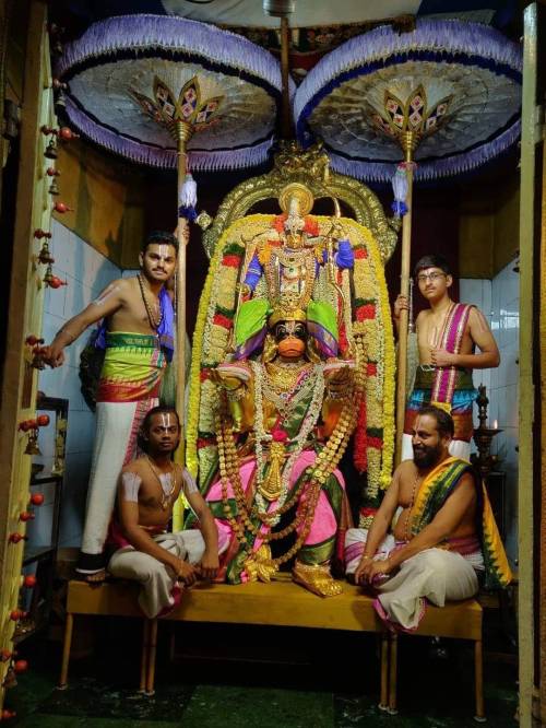 Rama on Hanuman and pujaris, Ashtamsa Srivaradha Anjaneyar Temple, Tamil Nadu