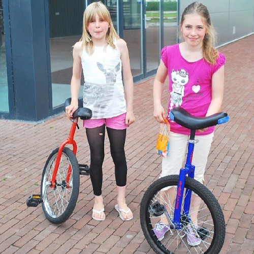 nenineon: Sisterhood and their one-wheel bikes, cool! #bike #holland