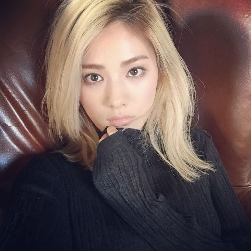 lookatafterschool:  151006 Nana’s instagram updates#제니하우스 #무진쌤 #수화쌤 #금발 ♡