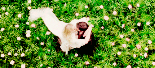 emmasneverland:#never ever over the way emma tightens her hold on killian in the last gif #the kissi