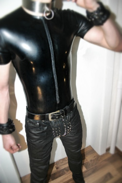 masterthompsonsslave1:  bootedray:  hot rubber