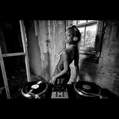 chickswithrecords:  missdjkollapse:  Throwback Thursday! I definitely miss the touch of real vinyl! …..A lot! They’ll be back though 😼 #diskjockey #dj #kollapse #records #tbt #music  I LOVE THIS!!