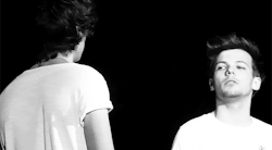 its-all-about-1direction:  AWWWWthey have a haand shake cute :,) 