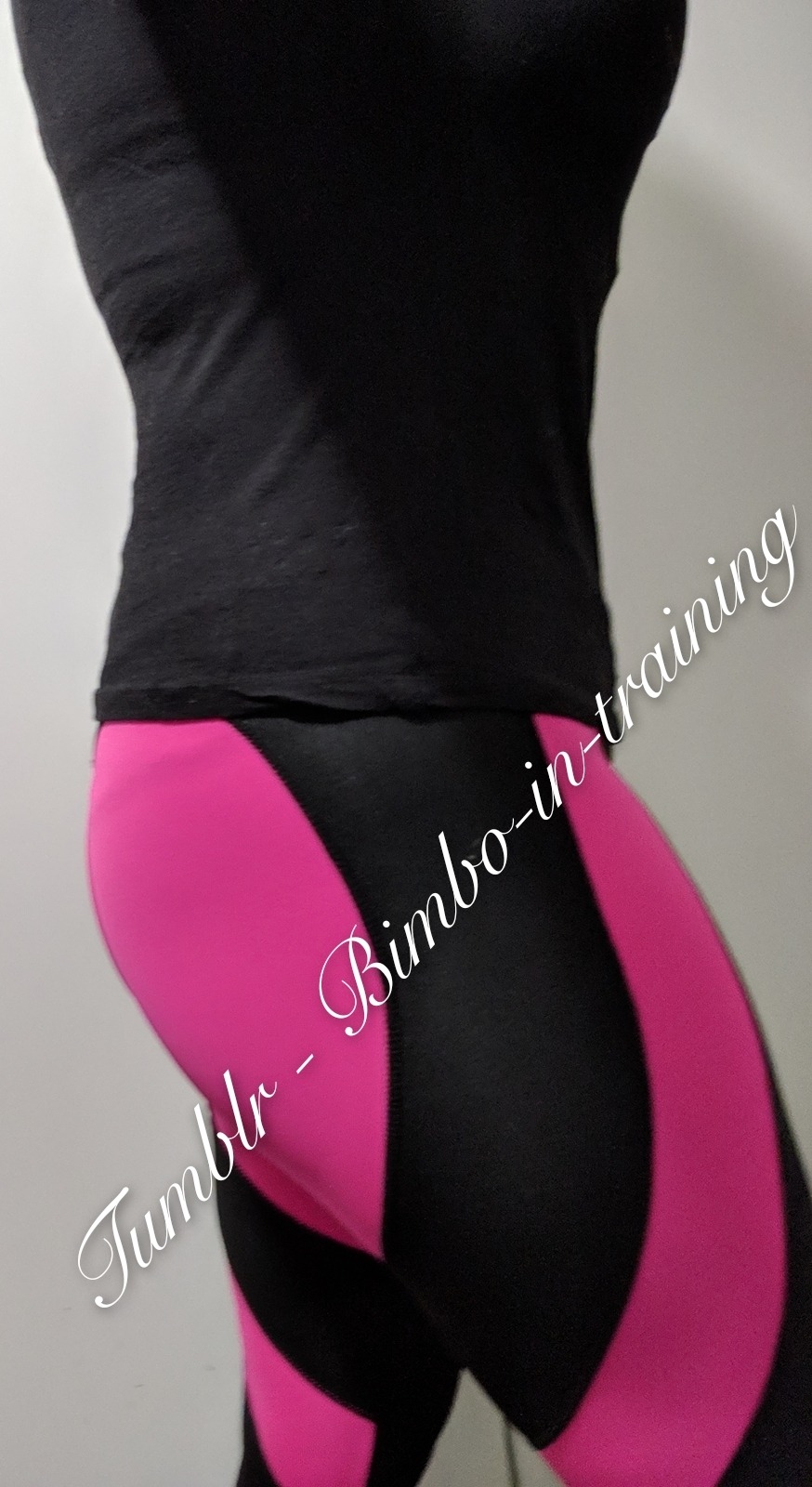 bimbo-in-training:  My new pants are so cute. :) 🐇 Time to work out! 