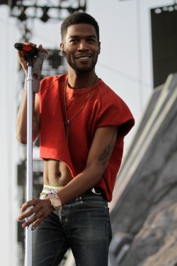 after-art:  im gonna cry cudi killin the crop top game at coachella 