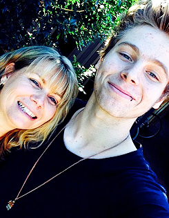 fivesource:  luke + selfies with his mum 